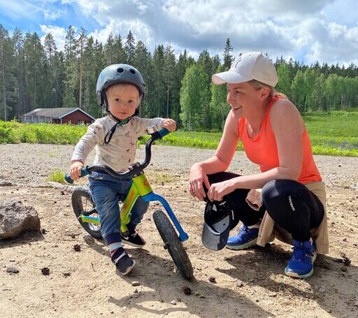 I Rönnåsens dalgång, Helge Olsson med mamma Josefine Olsson. Helge provar balanscykeln i terrängen.